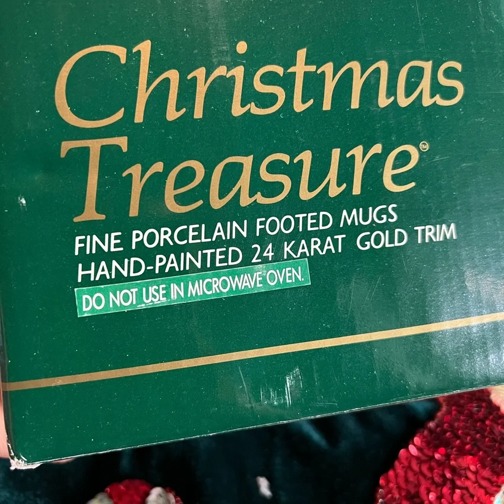 Vintage 1987 Christmas porcelain footed mugs with gold Trim‎